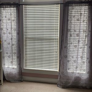 One set of two window panels/curtains